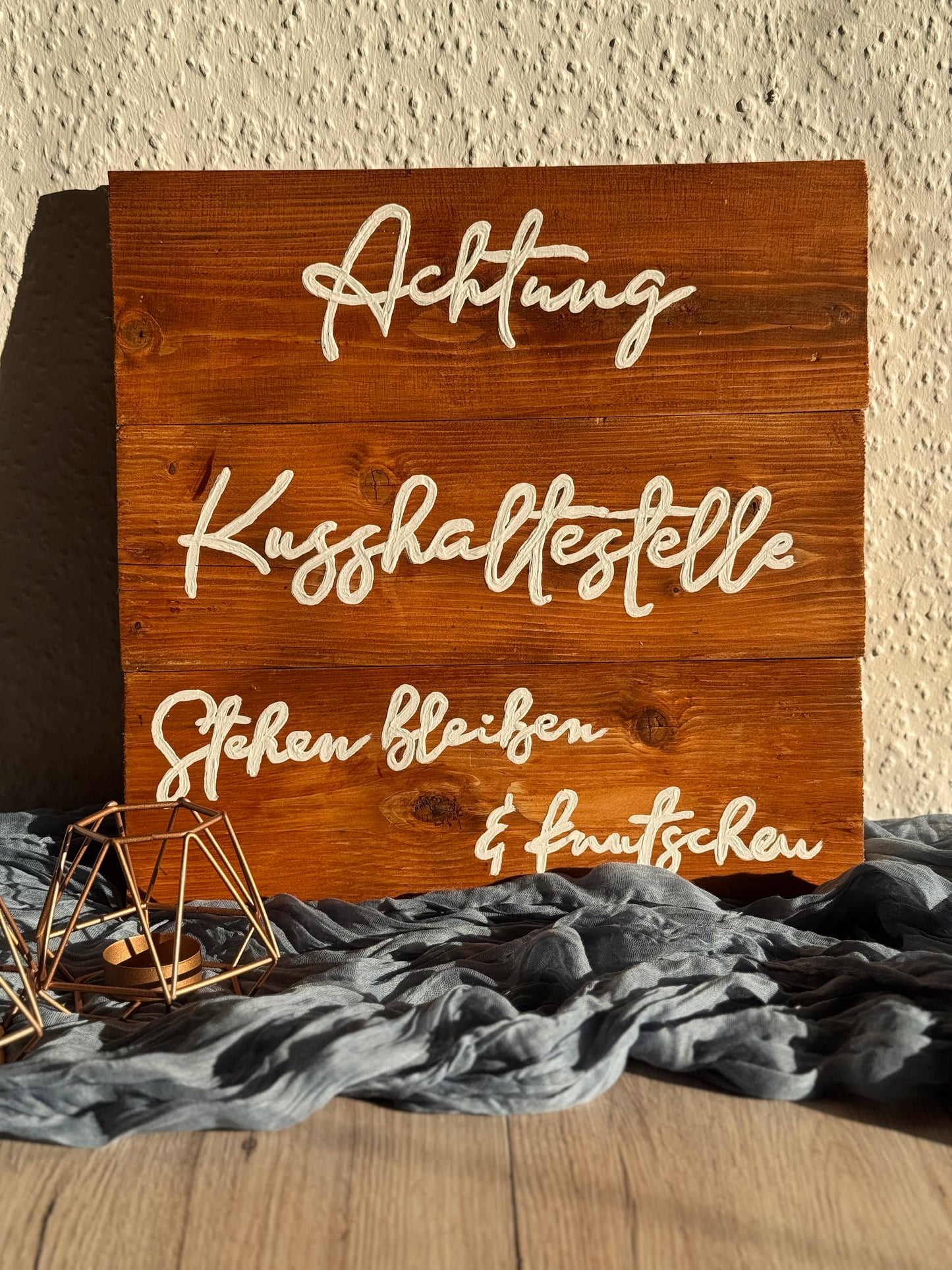 Kusshaltestelle – Holzschild